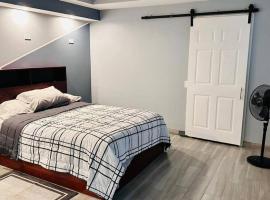 3 bed 2 bath 15 min from airport، فندق في هيريديا