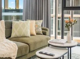 Stylish 1BR CBD Stay, Lake View, Gym n Parking