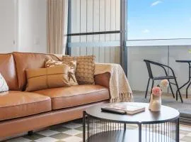 Modern 2BR City APT with Lake Views, Pool n Gym