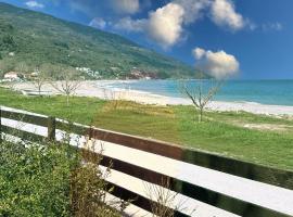 Duchess Eva's Seafront Guesthouse, hotel i Chorefto