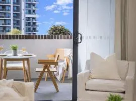 Coastal Bliss Retreat - King Bed Luxury - Secure Underground Parking