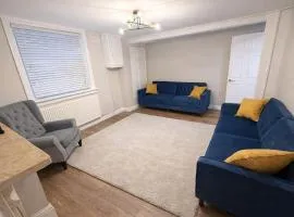 6-bed house only 1 mile to the racecourse!