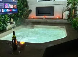 Studio Nessa with a private jacuzzi