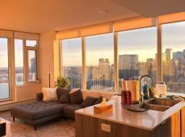 Luxury Skyline Condo, Views, Fast WiFi Downtown