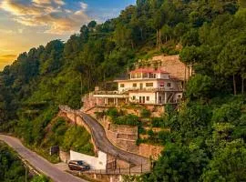 Villa Woodside Meadows by VEO - Jacuzzi Retreat, Kasauli
