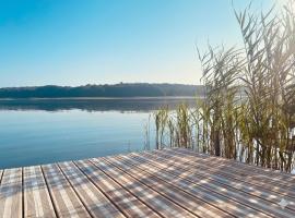 Ferienhaus am See Wutzsee mit direktem Seezugang, Hotel in Lindow (Mark)