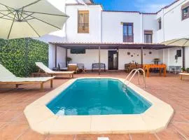 Alojamientos El Carmen - Casa con Piscina Privada y Patio Andaluz
