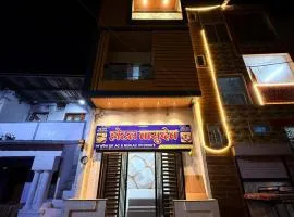 hotel vasudev near mandir and station