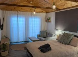 Coastal Studio - 10 min Walk to Surf & Sand