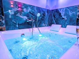 LE 21 - Suite LUXE - JACUZZI Privatif & Vue Rhône, hotelli kohteessa Vienne