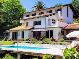 Luxury Contemporary Villa with Mountain views Pool Cinema Hot tub, Hotel in Urrugne
