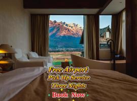 Baisha에 위치한 호텔 Lijiang Tennessee Moutain Lodge - A Luxury Farmstay with Jade Dragon Views-Baisha Village Branch-English Speaking Services & Breakfast