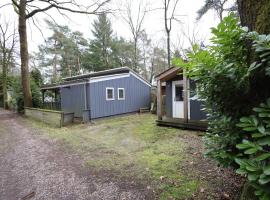 Gezellig chalet met openbaar zwembad op de Veluwe!, hotel din Hoenderloo