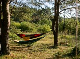 Przytulny dom w sosnowym lesie nad rzeką i jeziorem, hotel u gradu Rolbik