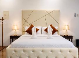 The Penthouse with Outdoor Jacuzzi: Puerto Princesa City şehrinde bir otel