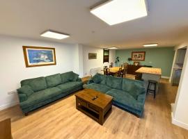 New 4 Bed House Sleeps up to 8 People, Hotel in Chepstow