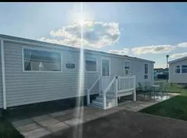 9 Fairway, Hopton Holiday Park - Three bedroom, sleeps 6, kitchen, lounge and dining area - Minimum 3 night breaks