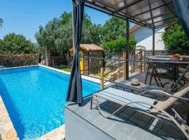 1 Bedroom Nice Home In Peroj, hotel din Peroj