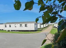 9 Fairway, Hopton Holiday Park - Three bedroom, sleeps 6, kitchen, lounge and dining area - Minimum 3 night breaks