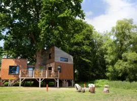 A Romantic Luxury Treehouse with Hot Tub