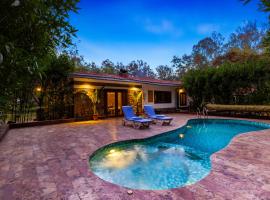 ELIVAAS The Aravalli Reserve The Bliss Pet-Friendly Villa with Pool, Gazebo, Lawn and Jacuzzi, hotel u gradu Dhauj