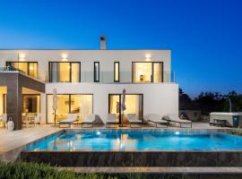 Vicani에 위치한 호텔 Villa Aristea with sea view, jacuzzi and infinity pool