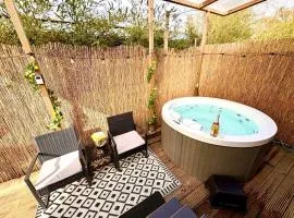 Cozy tiny house with jacuzzi , garden and free parking near Amsterdam