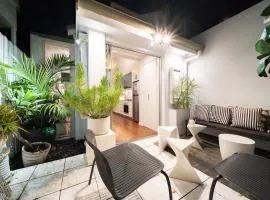 Luxury 3BR Oasis with Pool, Gym & Parking, Surry Hills
