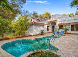 ELIVAAS The Aravalli Reserve The Lotus Pet-friendly Villa with Pvt Pool, Jacuzzi and Pond โรงแรมในDhauj