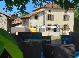 Gites aux Coeurs Joyeux! La Libellule Blanche โรงแรมในVideix