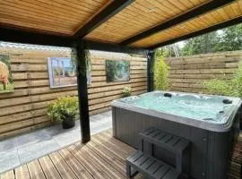 New cozy chalet with jacuzzi and home cinema near Amsterdam