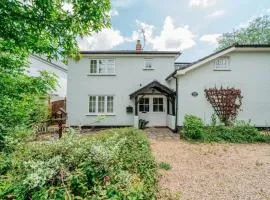 Characterful New Forest Cottage with Fire Pit, Brockenhurst