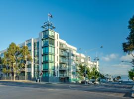 Waterfront (Yarra St) by Gold Star Stays, spa hotel in Geelong