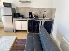 Solesmes, 3 personnes, terrasse, plain-pied โรงแรมในSolesmes
