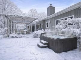 Villa Luz- Cozy Family Home with Jacuzzi year-round & heated pool in summer, khách sạn ở Hampton Bays