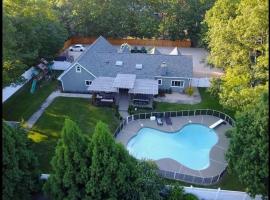 Villa Luz- Cozy Family Home with Jacuzzi year-round & heated pool in summer, hotell sihtkohas Hampton Bays