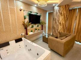 Luxury Jacuzzi Studio -Couple Friendly- Noida, hotel a Ghaziabad