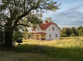 Charming Lakeside Cabin In The Heart Of Sweden, viešbutis mieste Torpshammar