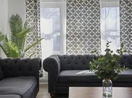 Modern Home Near Rosemont Allstate Arena O'Hare home