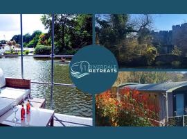 Lady lily Luxurious Unique River Boat with castle views, spa hotel sa Allington