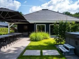 Wellness-Villa mit 2 Saunen, Jacuzzi & Grill-Kota | 18 Personen