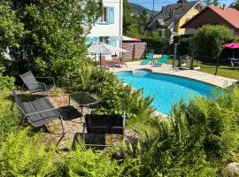 Chalet familial au centre ville de Gerardmer avec jeux et piscine extérieure estivale