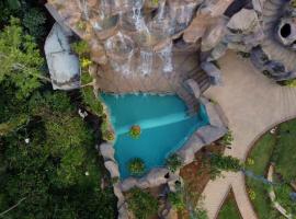 Crystal Falls Wayanad، فندق في واياناد