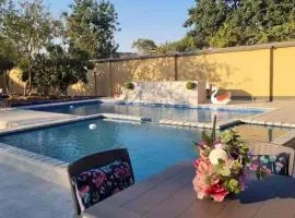 Cottage - Sleeps 4 - Pool - Near Airport