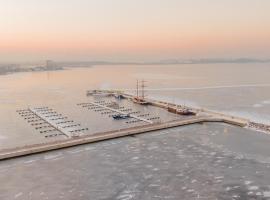 Houseboat GDY-50, dom na wodzie z sauną i jacuzzi, hotel v mestu Puck