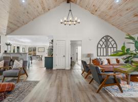 Leipers Fork Hilltop Home on 12 Private Acres near Franklin and Nashville, hotel v destinaci Franklin