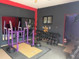 Oxygen Gym and bed and breakfast, hotel a Oyibi
