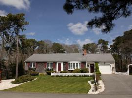 Cape Escape Chatham 5 Star Beach Chic 5 Min Walk to Beach-Newly Renovated Private Retreat AC, hotel v mestu Chatham