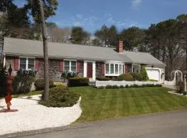Cape Escape Chatham 5 Star Beach Chic 5 Min Walk to Beach-Newly Renovated Private Retreat AC