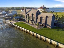 Black Swan- Beachfront Home with Year-Round Jacuzzi, hotel di Hampton Bays